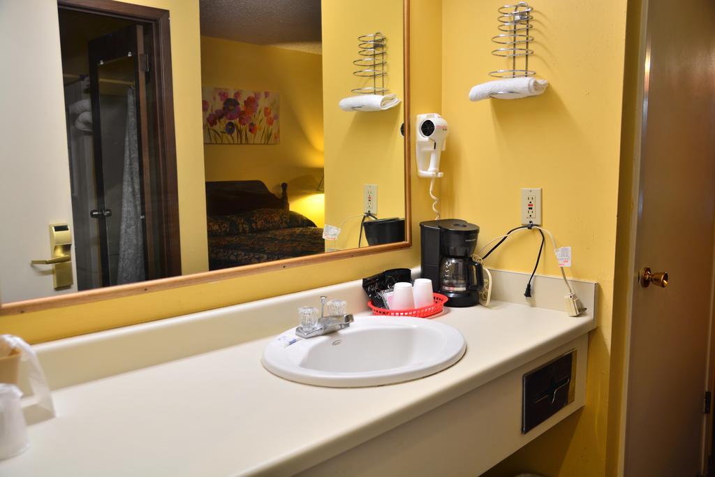 Scottish Inn And Suites ทอมบอล ภายนอก รูปภาพ