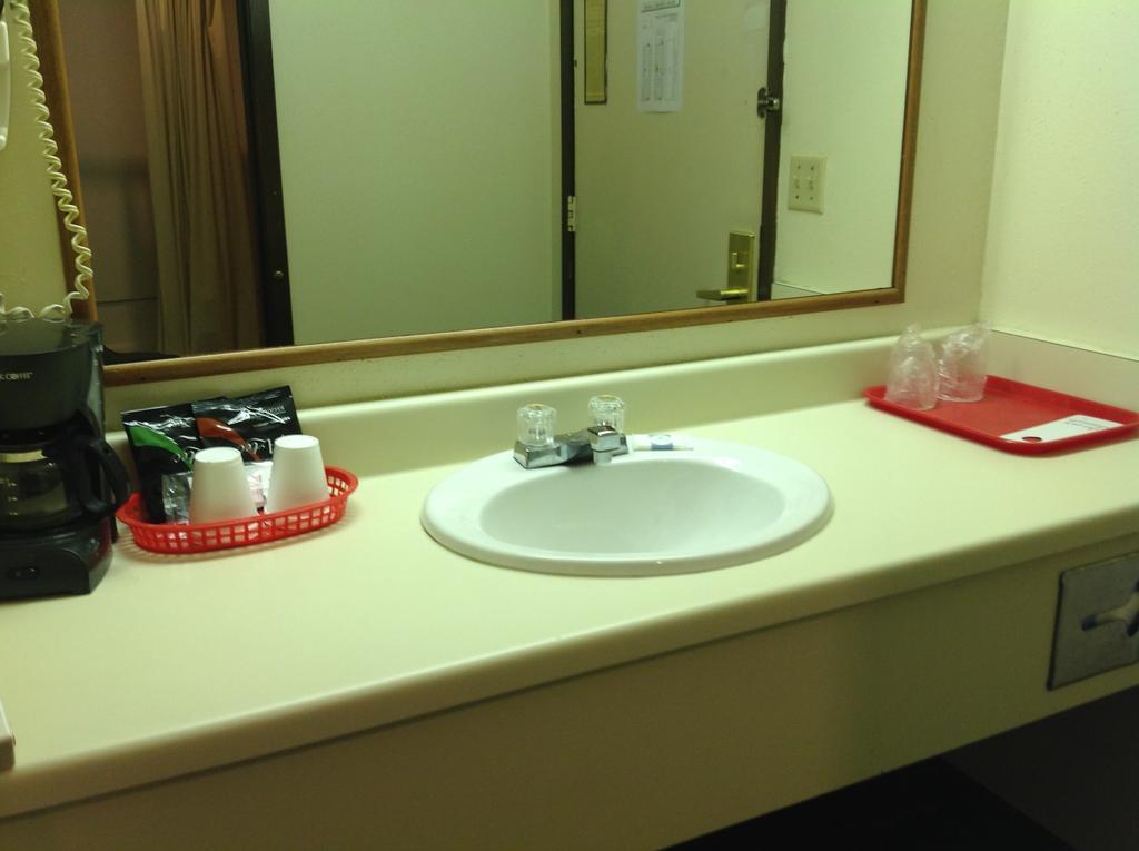 Scottish Inn And Suites ทอมบอล ห้อง รูปภาพ